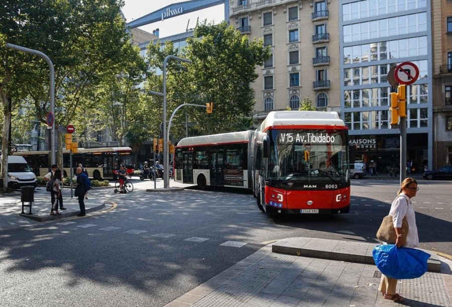 Autobús de la TMB circulando por Barcelona.