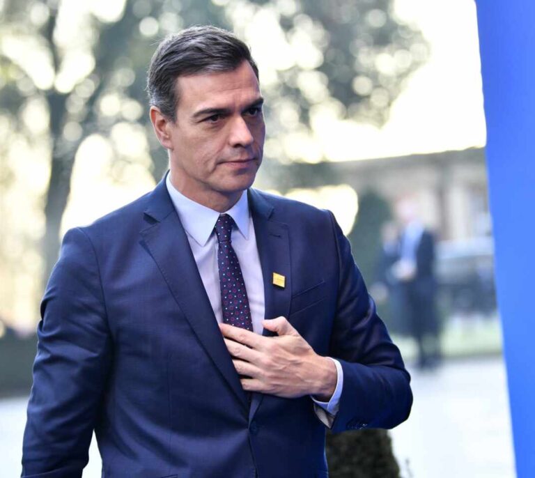 Pedro Sánchez debería dejar de torear a la prensa