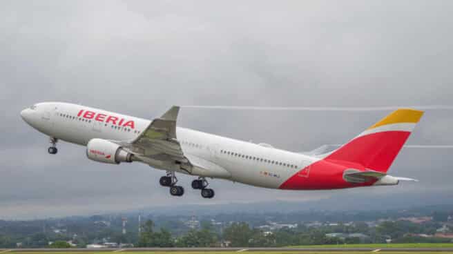 El Gobierno propone prohibir los vuelos que tengan alternativa en tren de menos de 2,5 horas Avión modelo A330 de Iberia.