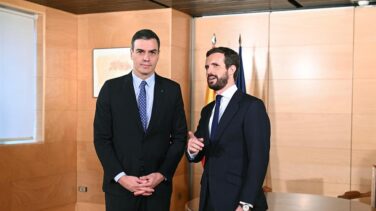 Casado reitera a Sánchez su negativa a "blanquear" el pacto con los "comunistas" de Podemos
