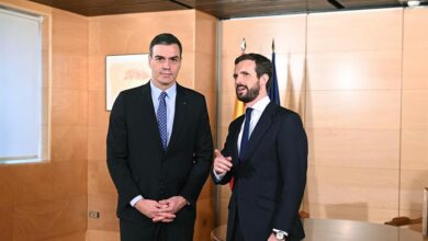 Casado reitera a Sánchez su negativa a "blanquear" el pacto con los "comunistas" de Podemos