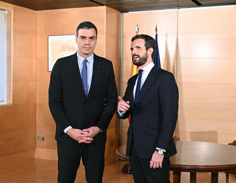 Casado reitera a Sánchez su negativa a "blanquear" el pacto con los "comunistas" de Podemos