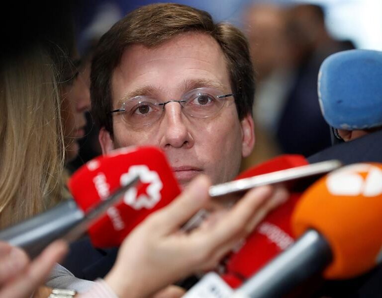 Almeida aprovecha la renuncia de un edil de Más Madrid para sacar el Presupuesto