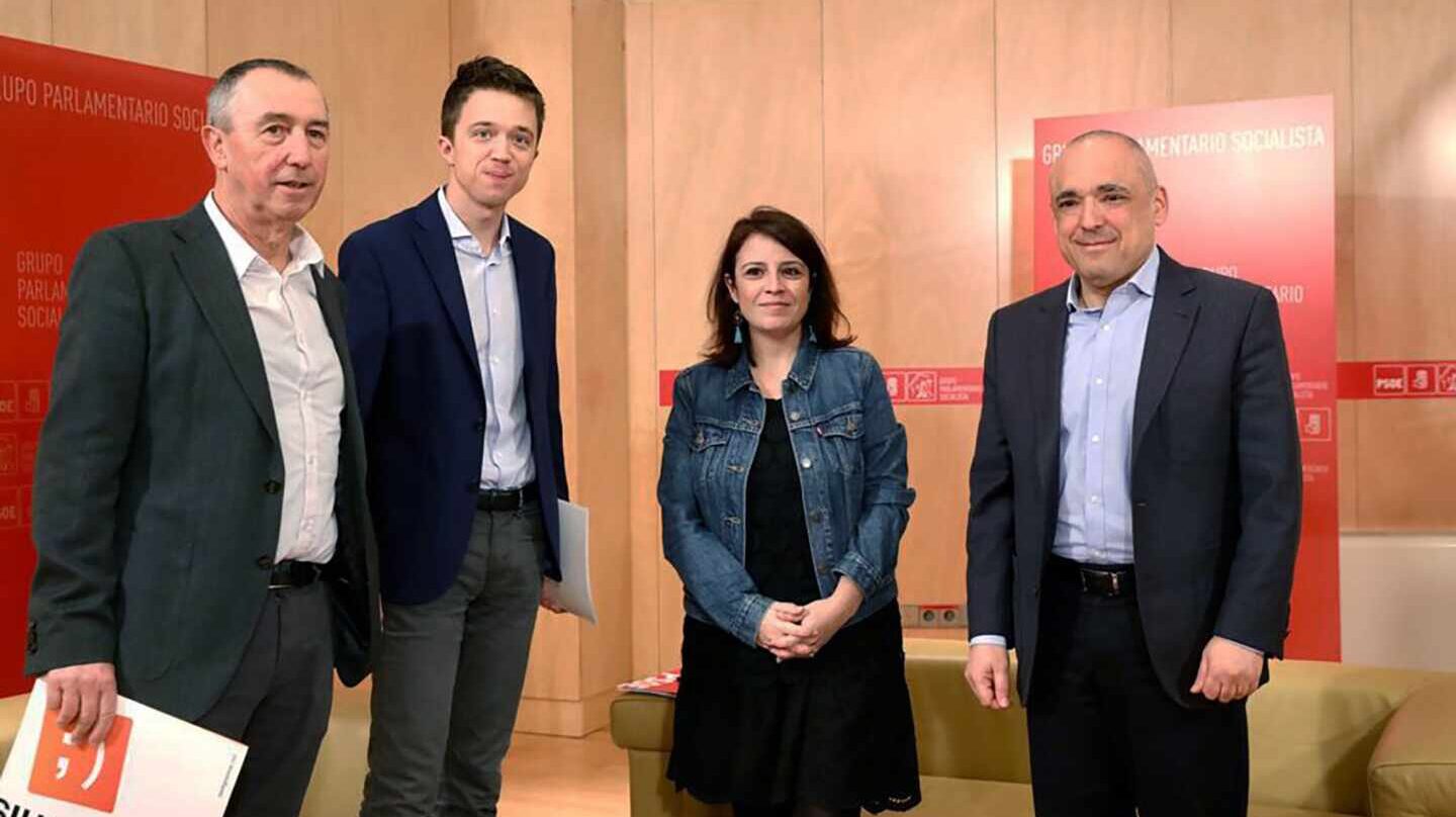La portavoz socialista en el Congreso, Adriana Lastra, y el diputado Rafael Simancas, durante la reunión que han mantenido este martes con los diputados de Más País y Compromís, Íñigo Errejón, y Joan Baldoví.