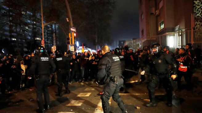 Los Mossos de Esquadra junto a los manifestantes durante los incidentes en los aledaños del Camp Nou.