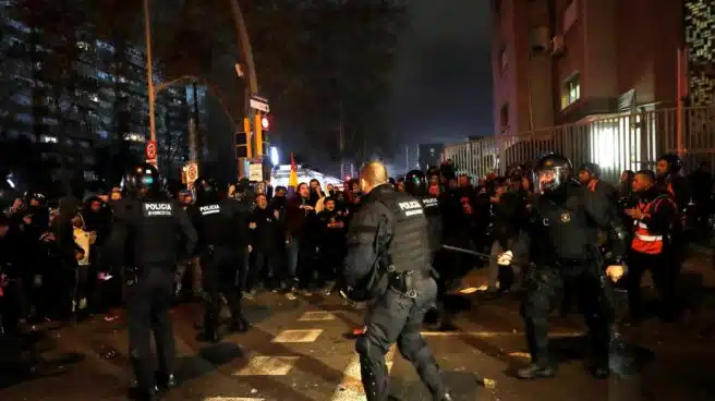 Caos en la salida del Camp Nou por los disturbios entre Mossos y radicales