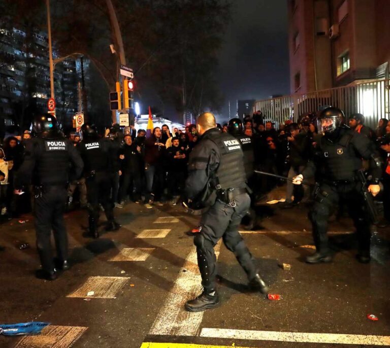 Caos en la salida del Camp Nou por los disturbios entre Mossos y radicales