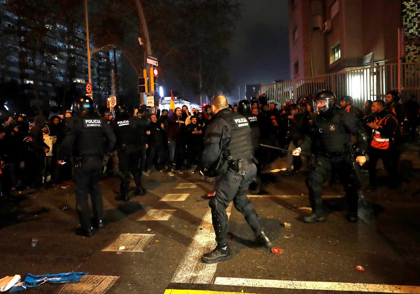 Caos en la salida del Camp Nou por los disturbios entre Mossos y radicales