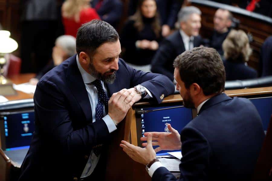 Fotografía de archivo. El líder de Vox, Santiago Abascal, charla con el líder del PP, Pablo Casado.