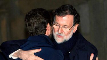 El abrazo de Casado a Rajoy en el funeral de su hermana Mercedes en Pontevedra