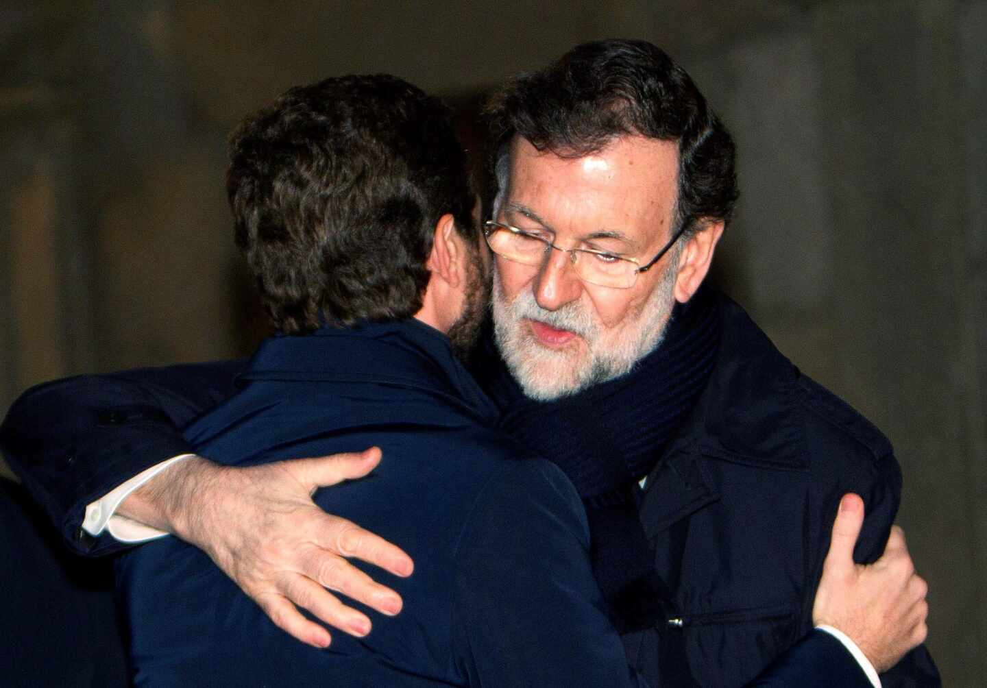 El abrazo de Casado a Rajoy en el funeral de su hermana Mercedes en Pontevedra