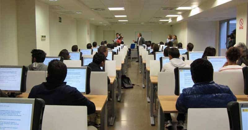 Aula de la DGT llena de gente haciendo un examen teórico