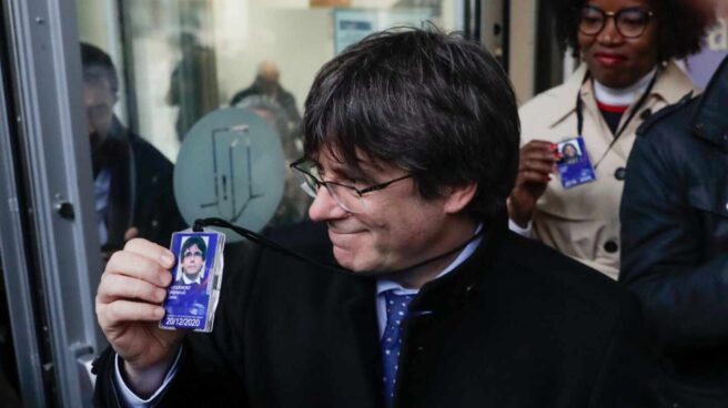Carles Puigdemont enseñando su acreditación como eurodiputado. Carles Puigdemont