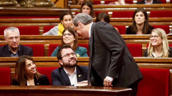 Aragonés y Torra se saludan en el Parlament.