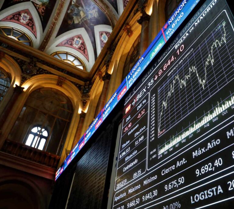 El Ibex se sobrepone a las tensiones y gana un 11,8% en su mejor año desde 2013