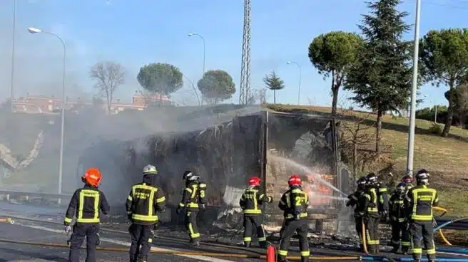 Caos en la M-40 de Madrid por el incendio de un camión de congelados