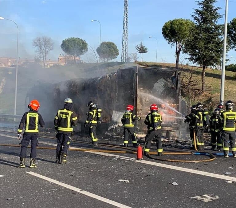 Caos en la M-40 de Madrid por el incendio de un camión de congelados