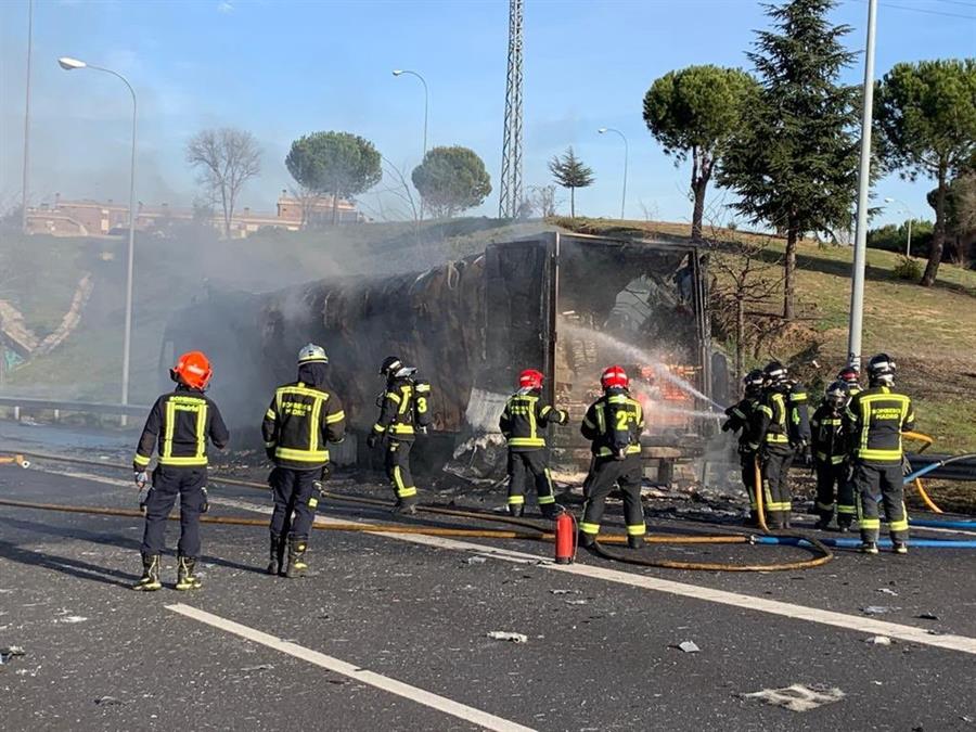 Caos en la M-40 de Madrid por el incendio de un camión de congelados