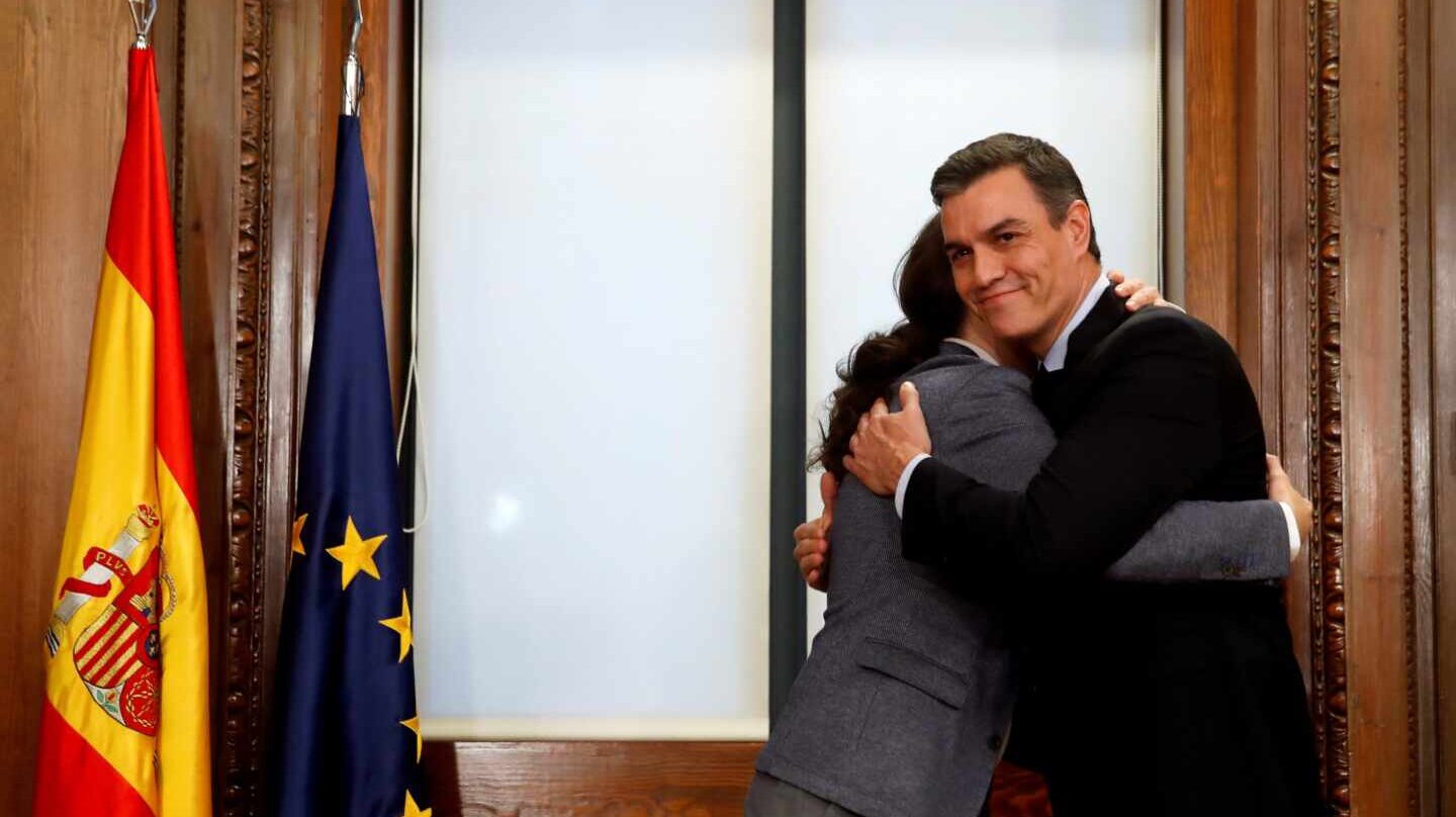 Pedro Sánchez y Pablo Iglesias se abrazan en la firma del acuerdo programático.