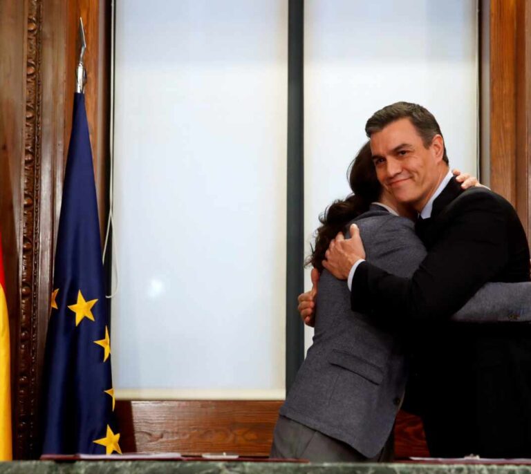 Iglesias haciendo comunismo y Sánchez haciendo la tetera