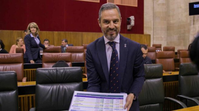 BRAVISMO El consejero de Hacienda de la Junta de Andalucía, Juan Bravo, muestra el presupuesto para 2020 en el Parlamento autonómico.
