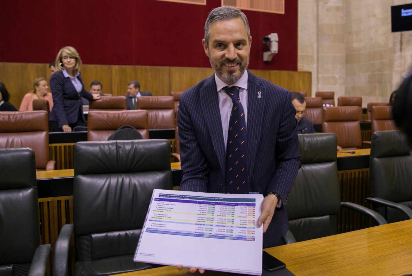 El consejero de Hacienda de la Junta de Andalucía, Juan Bravo, muestra el presupuesto para 2020 en el Parlamento autonómico.