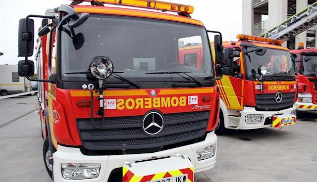 Dos heridos y once desalojados por un incendio en una tienda