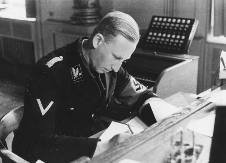 Profanan la tumba del criminal nazi Heydrich, el 'carnicero de Praga'