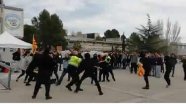 Radicales independentistas agreden a  constitucionalistas de 'S'ha acabat!' en la UAB