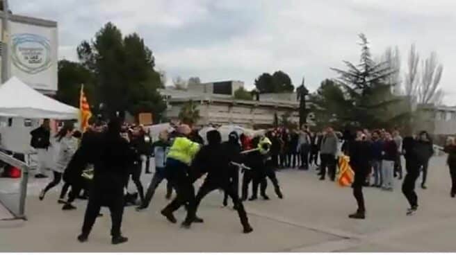 Agresión de radicales independentistas en el campus de la UAB.