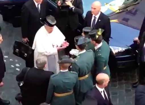 El Papa Francisco se pone un tricornio de la Guardia Civil