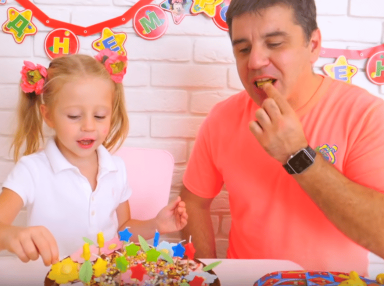 Ryan y Anastasia, los niños que ganan 40 millones al año jugando en Youtube