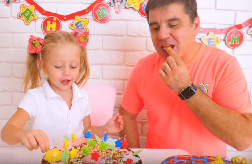 Ryan y Anastasia, los niños que ganan 40 millones al año jugando en Youtube