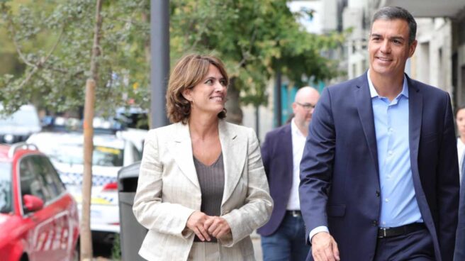 La ex ministra de Justicia, Dolores Delgado, y el presidente del Gobierno en funciones, Pedro Sánchez.