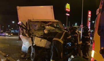 El choque entre una furgoneta y un bus en Madrid deja a una madre y su hija graves