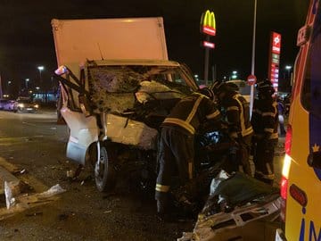 El choque entre una furgoneta y un bus en Madrid deja a una madre y su hija graves