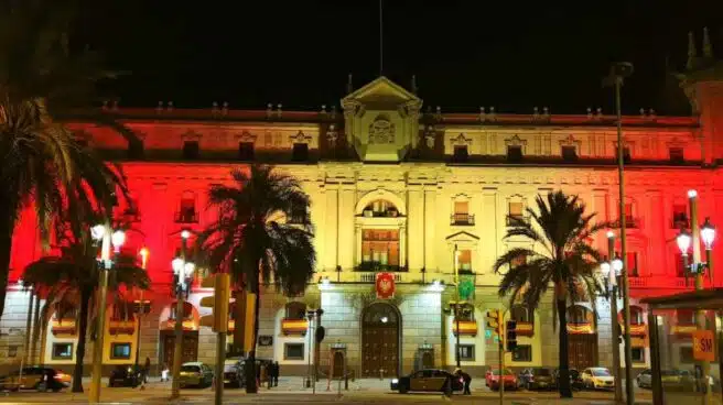 El Ejército ilumina la Capitanía de Barcelona con una gran bandera de España