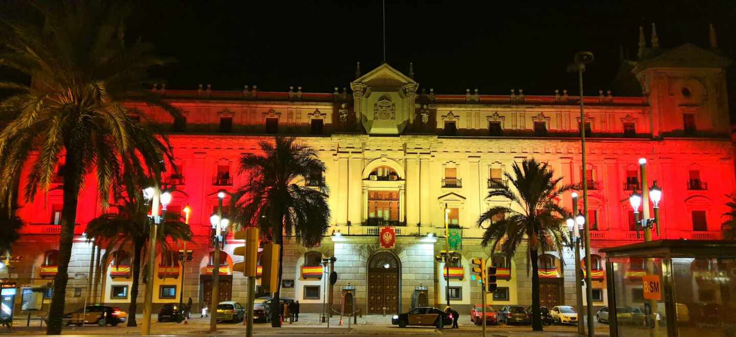 El Ejército ilumina la Capitanía de Barcelona con una gran bandera de España