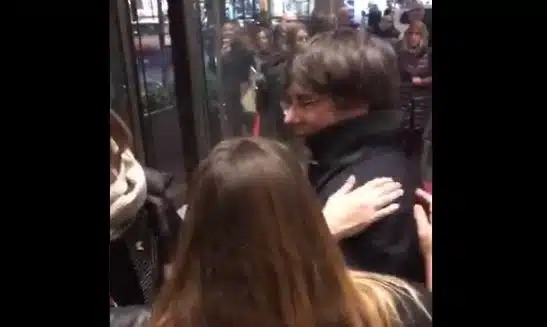 "Puigdemont a prisión": increpan e insultan al ex president en un hotel de Bruselas