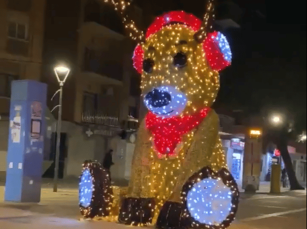 El reno 'patriota' que saluda a los vecinos de Viladecans: "Viva España, con dos cojones"