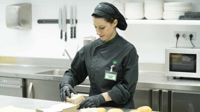 Elaboración de hamburguesas en el Centro de Coinnovación de Listo para Comer de Mercadona en Burjassot (València)