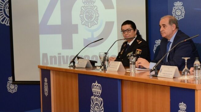 El PP pide que se considere 'aptos' a los opositores a policía con un 5 en ortografía La comisaría principal Pilar Allué, presidenta de uno de los tribunales, y el director general de la Policía, Francisco Pardo Piqueras.