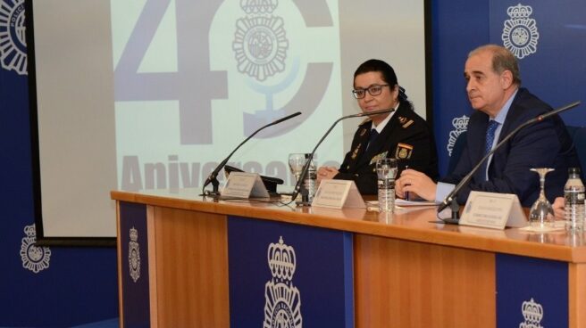 La comisaría principal Pilar Allué, presidenta de uno de los tribunales, y el director general de la Policía, Francisco Pardo Piqueras.