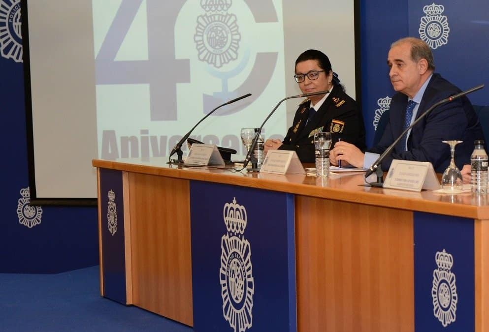 La comisaría principal Pilar Allué, presidenta de uno de los tribunales, y el director general de la Policía, Francisco Pardo Piqueras.