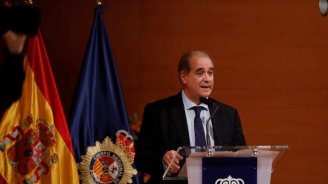 La Policía sube la nota de corte en la prueba de ortografía y subleva a decenas de opositores Francisco Pardo Piqueras, director general de la Policía Nacional, en un acto oficial.