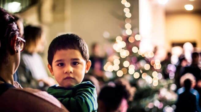 Los niños de la Fundació de l'Esperança preparan las fiestas de Navidad.
