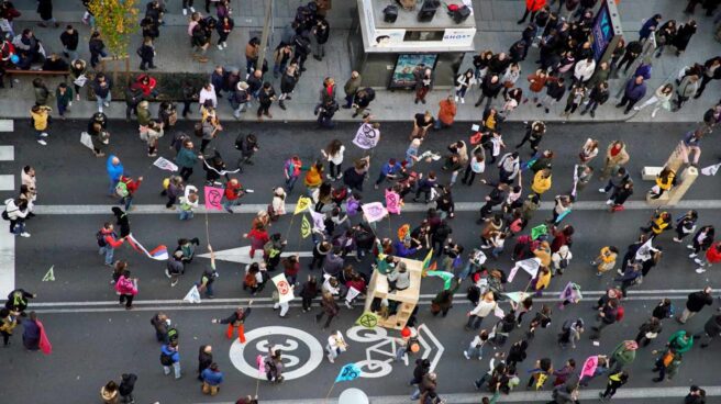 Manifestantes cortan la Gran Vía de Madrid.