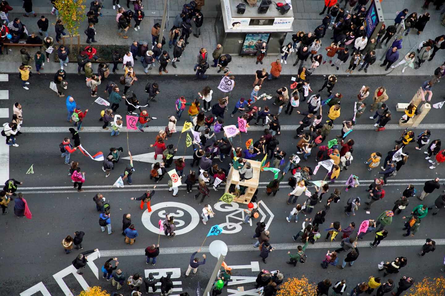 Cerca de 300 manifestantes cortan la Gran Vía ante la "urgencia climática"