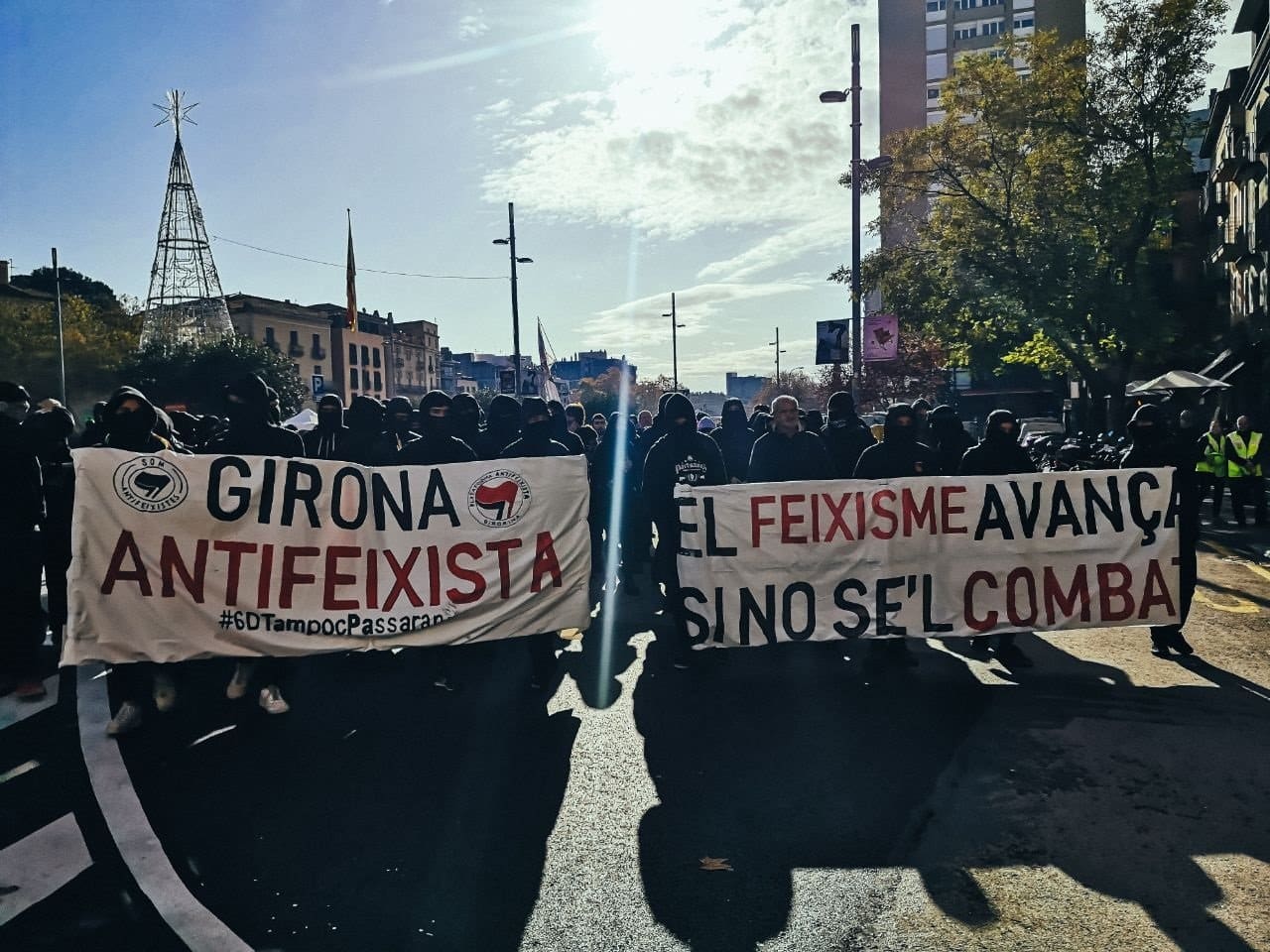 Los Mossos cargan en Girona contra unos encapuchados en el Día de la Constitución