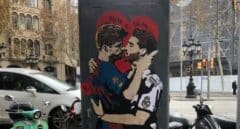 El 'circo' del Clásico: pintan a Ramos y Piqué besándose para pedir diálogo